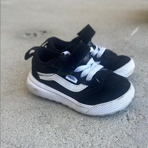 Vans Black and White Ultrarange